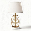 Tischlampe aus goldfarbigem metall und marmor mit weißem lanzenlampenschirm 30 x 30 x 50cm